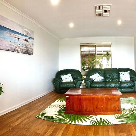 Beach House Opposite Ocean 4 Bed 2 Bathroom With Pool جيرالدتون المظهر الخارجي الصورة
