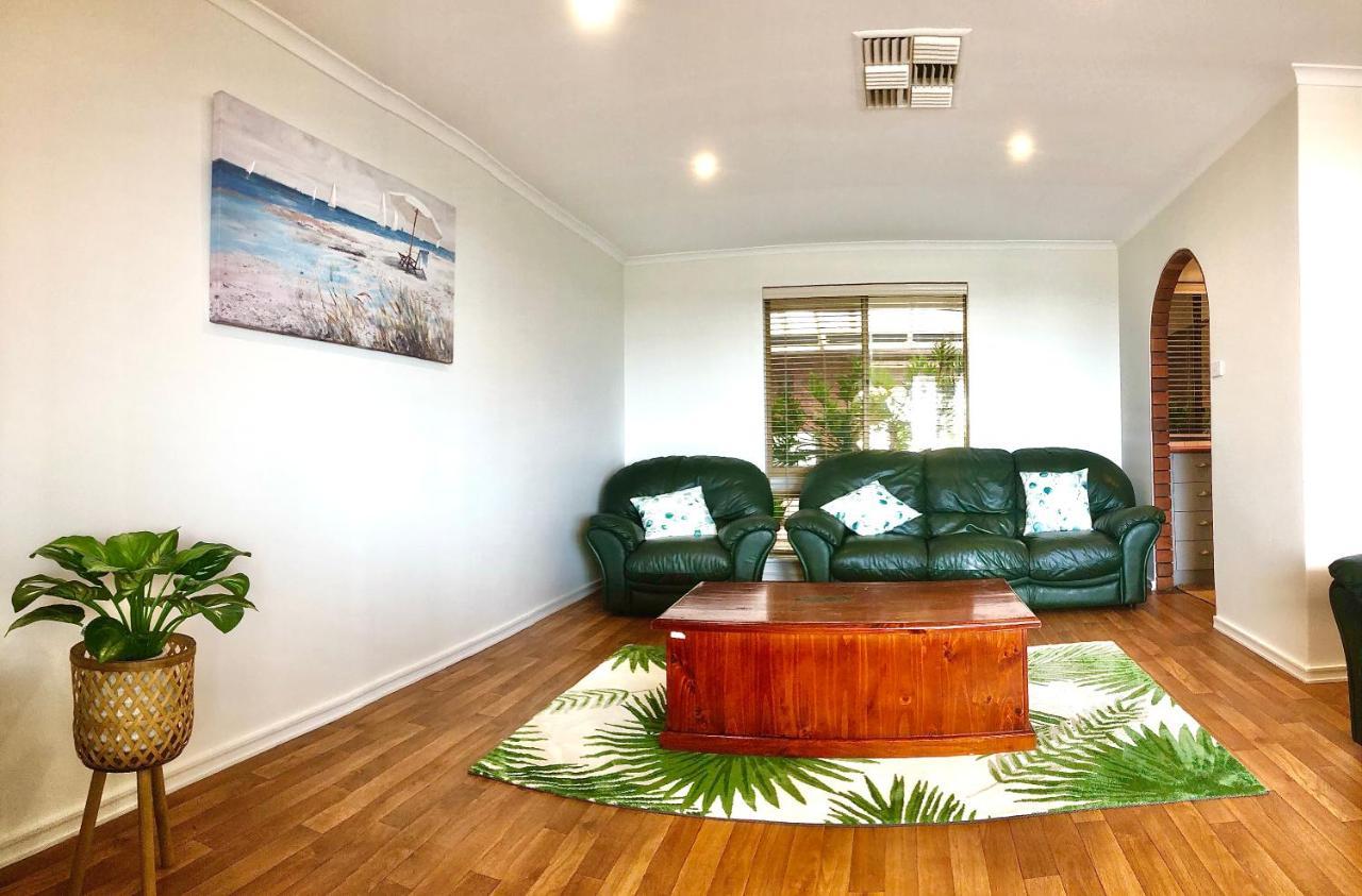 Beach House Opposite Ocean 4 Bed 2 Bathroom With Pool جيرالدتون المظهر الخارجي الصورة