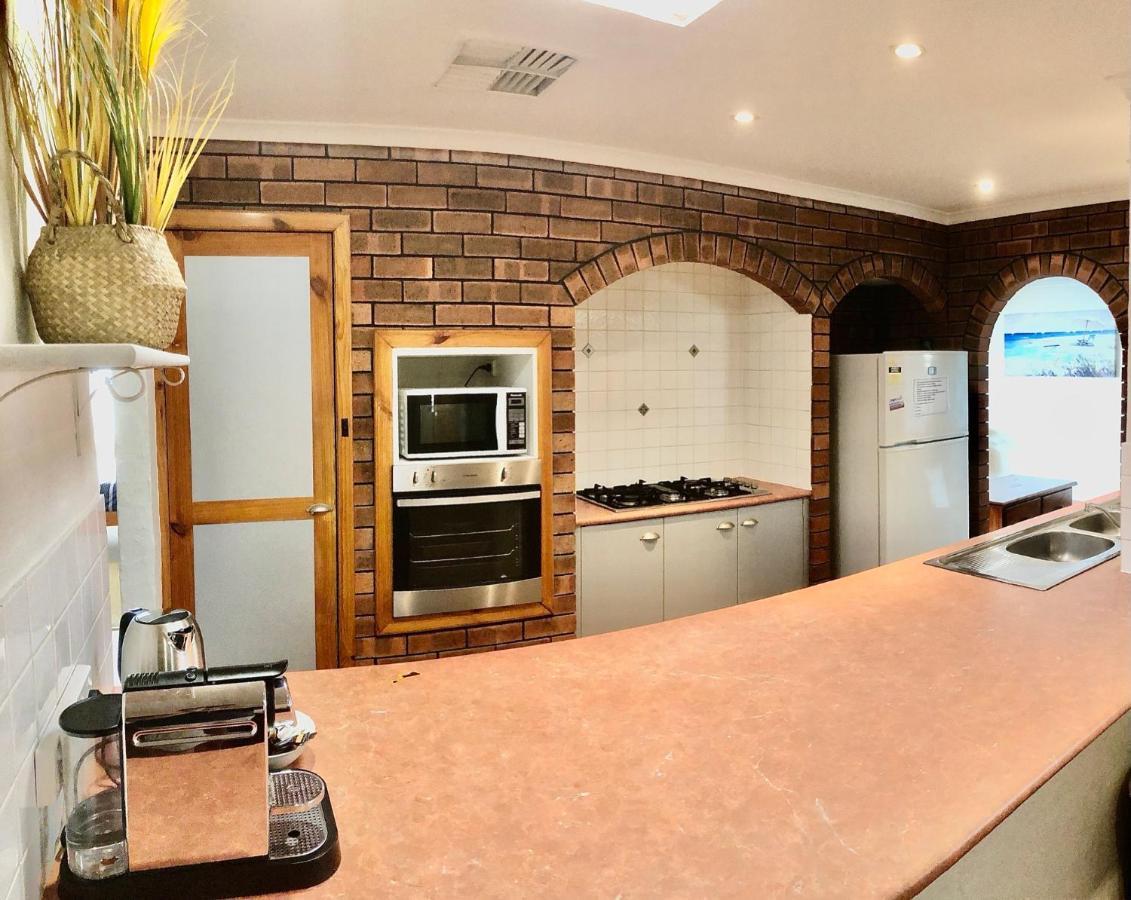 Beach House Opposite Ocean 4 Bed 2 Bathroom With Pool جيرالدتون المظهر الخارجي الصورة