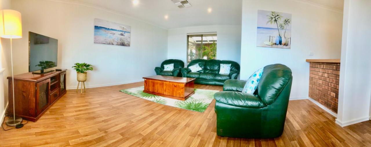 Beach House Opposite Ocean 4 Bed 2 Bathroom With Pool جيرالدتون المظهر الخارجي الصورة