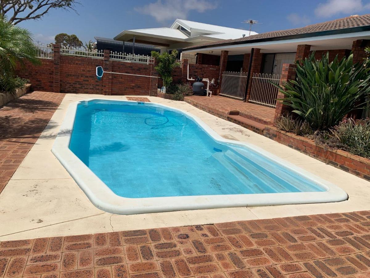 Beach House Opposite Ocean 4 Bed 2 Bathroom With Pool جيرالدتون المظهر الخارجي الصورة