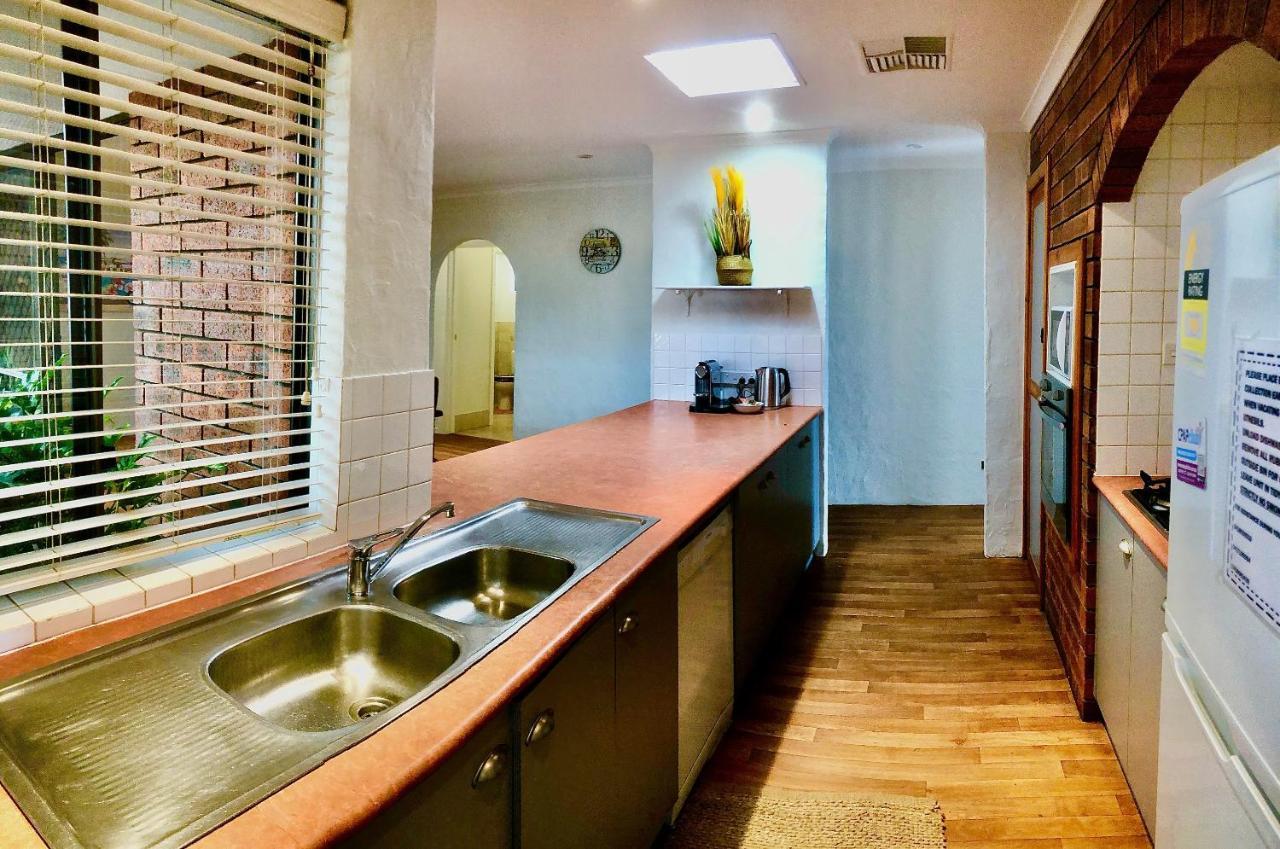Beach House Opposite Ocean 4 Bed 2 Bathroom With Pool جيرالدتون المظهر الخارجي الصورة