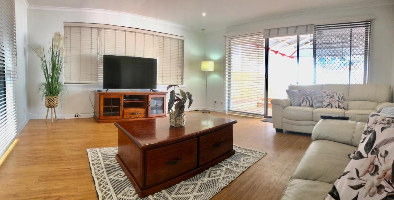 Beach House Opposite Ocean 4 Bed 2 Bathroom With Pool جيرالدتون المظهر الخارجي الصورة